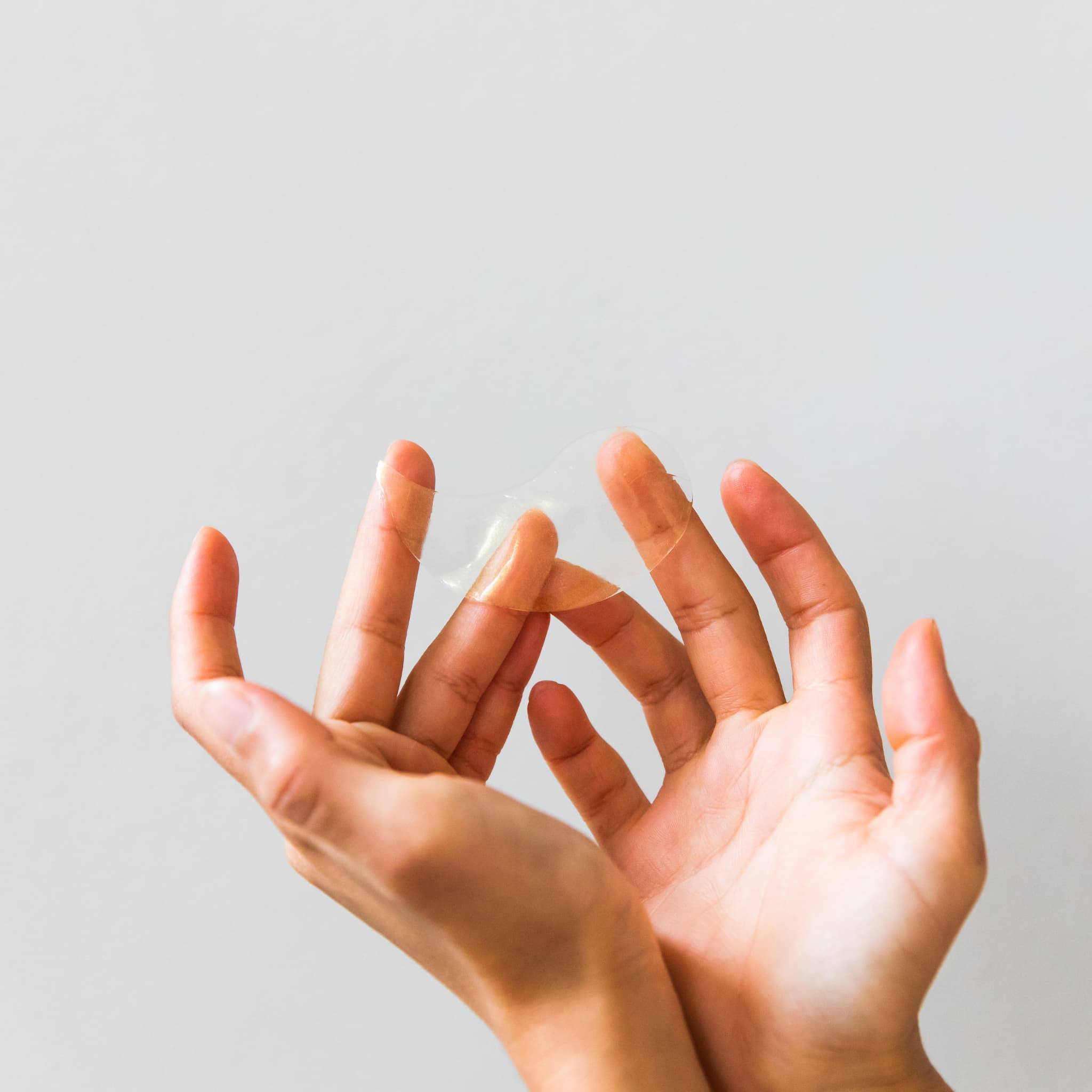 Everyday Under Eye Gels with Caffeine and Aloe hands - doppeltree