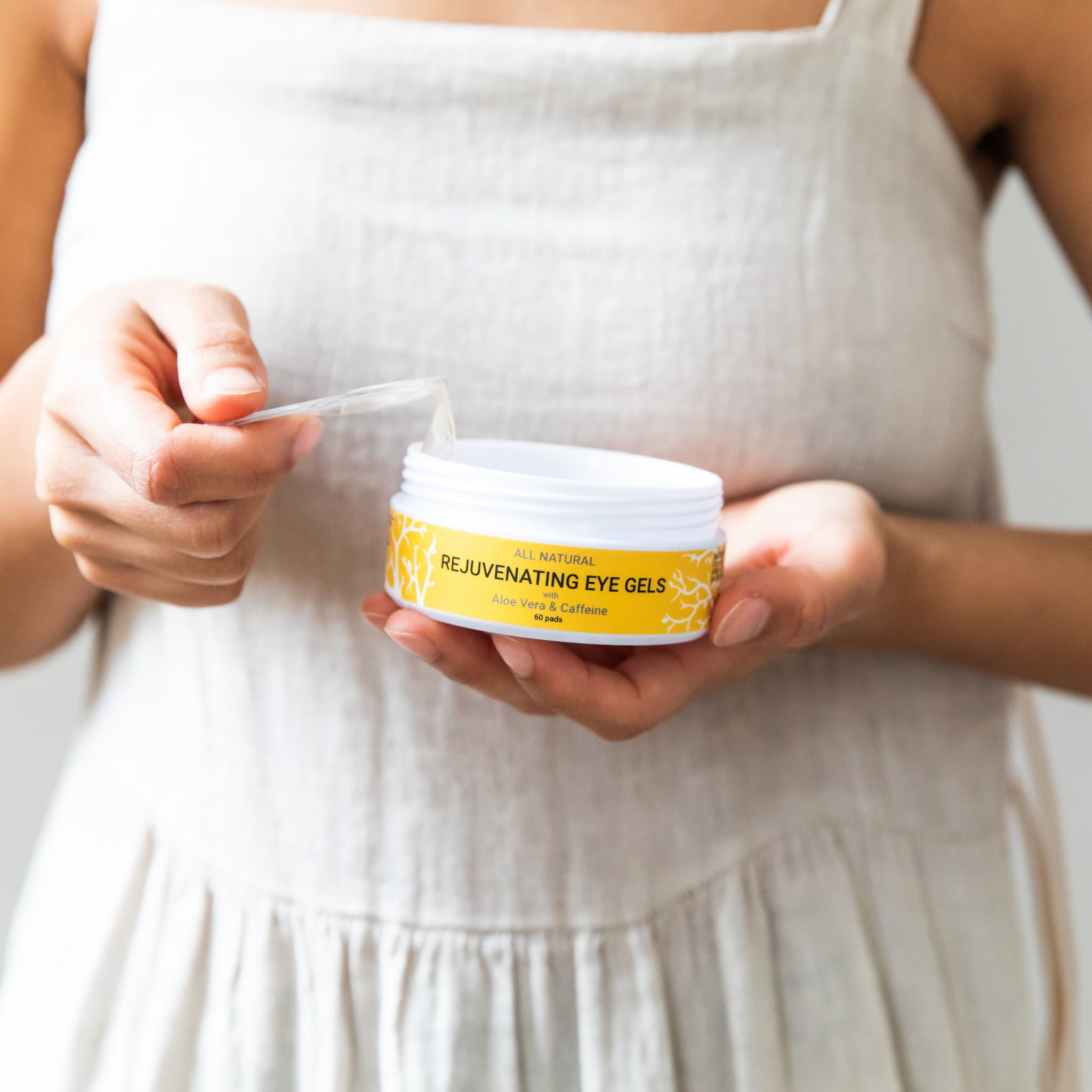 Everyday Under Eye Gels with Caffeine and Aloe woman - doppeltree